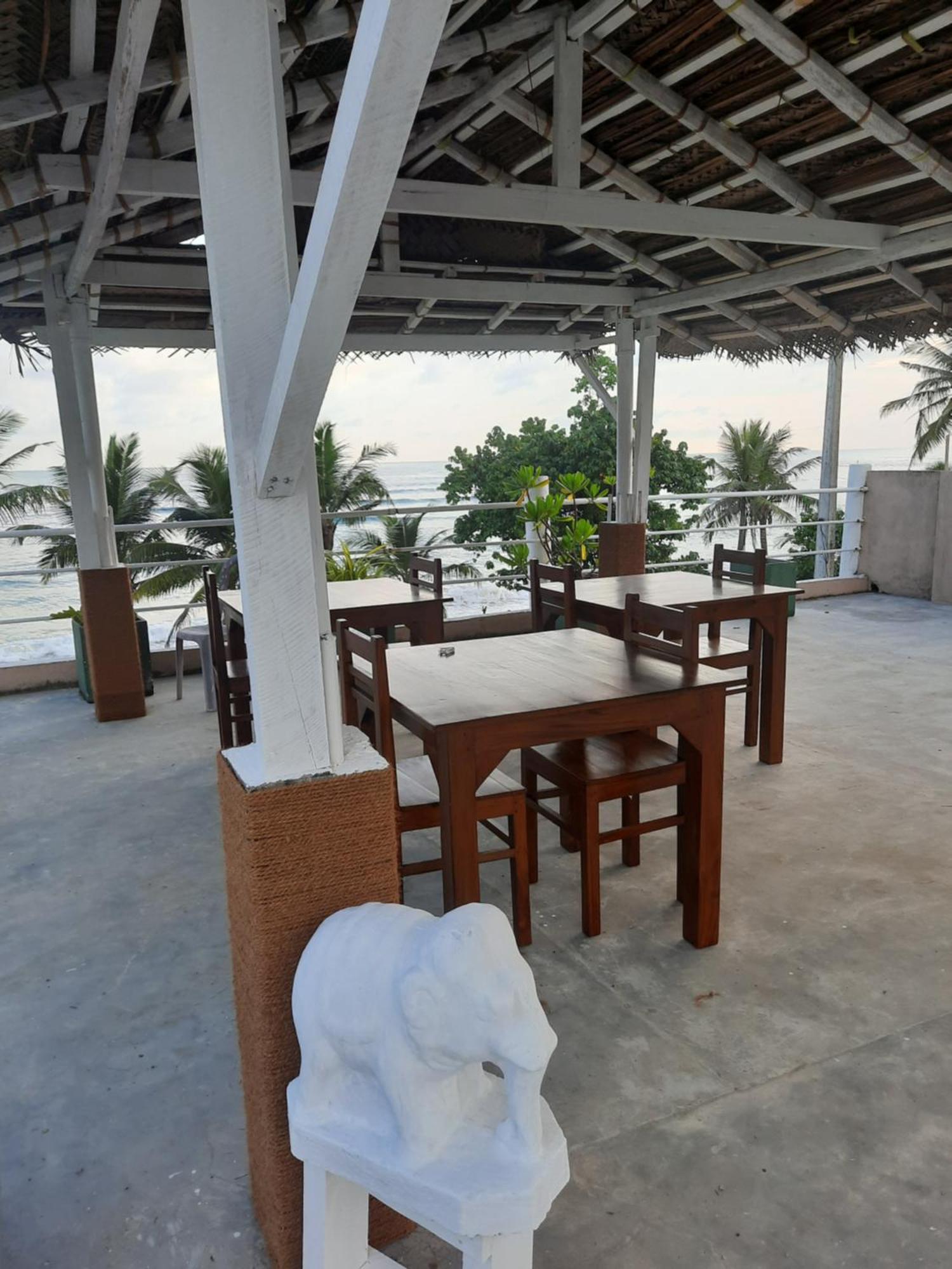 White Surfing Beach Resort Unawatuna Exterior foto