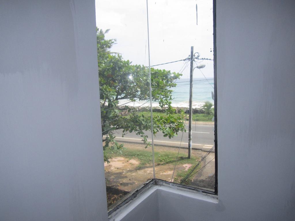 White Surfing Beach Resort Unawatuna Zimmer foto