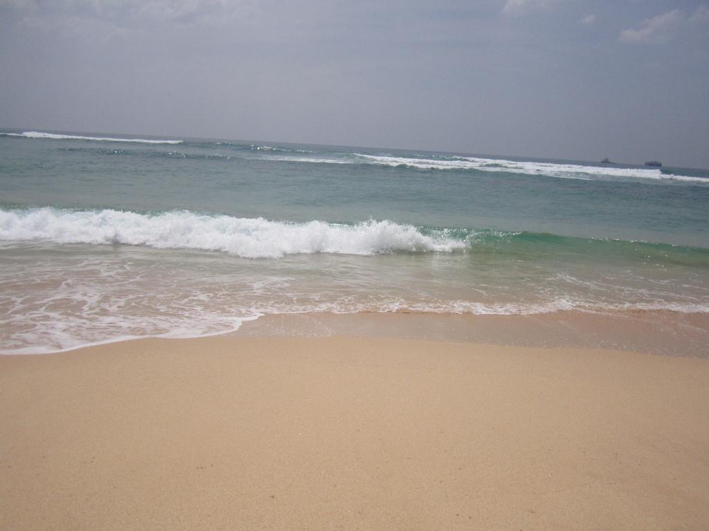 White Surfing Beach Resort Unawatuna Exterior foto